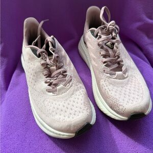 Women's Hoka Mach 6 running shoes